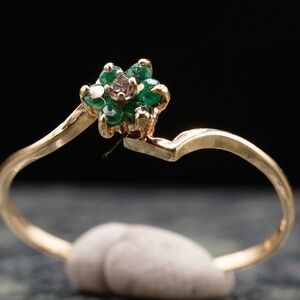 Gorgeous Delicate Natural Emerald and Diamond Ring Flower Floral 10k Gold